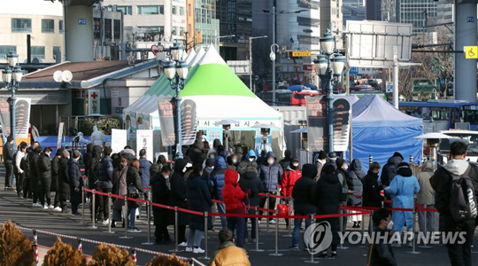 (서울=연합뉴스)  성탄절인 25일 서울 중구 서울역 광장 신종 코로나바이러스 감염증(코로나19) 임시 선별검사소에서 시민들이 검사를 기다리고 있다. 중앙방역대책본부는 이날 0시 기준으로 코로나19 신규 확진자가 1천241명 늘어 누적 5만4천770명이라고 밝혔다. 2020.12.25