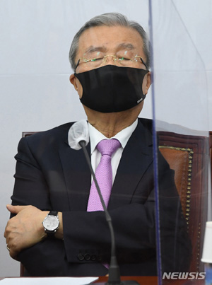 [서울=뉴시스] 김종인 국민의힘 비상대책위원장이 5일 오전 서울 여의도 국회에서 열린 비상대책위원회의에 참석, 발언을 마치고 생각에 잠겨 있다. (공동취재사진) 2020.11.05.