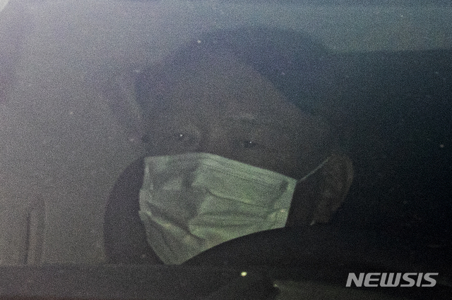 [서울=뉴시스] 윤석열 검찰총장이 지난 25일 오후 서울 서초구 대검찰청으로 출근하고 있다. 법원은 지난 24일 윤 총장의 정직 2개월 처분에 대한 집행정지 신청을 인용했다. 2020.12.25.