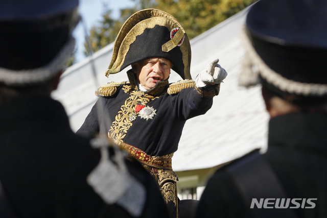 【상트페테르부르크=AP/뉴시스】 러시아 상트페테르부르크 대학의 역사학 교수인 올레크 소콜로프(63) 교수가 자신의 학생이자 애인이었던 20대 여성을 토막 살해해 러시아가 발칵 뒤집혔다. 사진은 2012년 나폴레옹의 착장을 재현한 채 보르디노(Borodino)전투 기념행사에 등장한 소콜로프 교수. 2019.11.11.