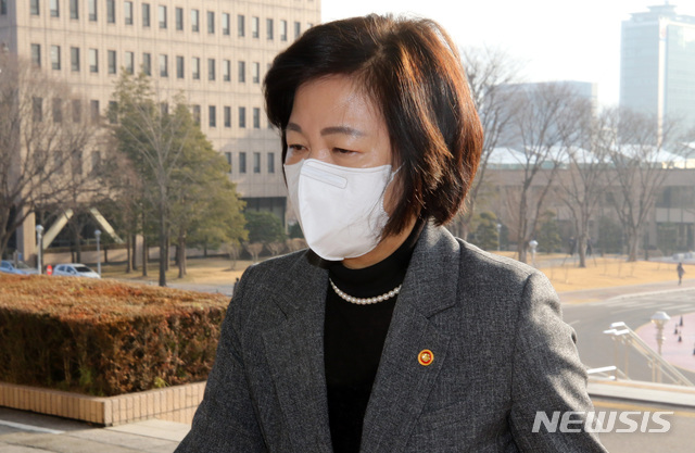 [과천=뉴시스] 추미애 법무부 장관이 24일 오전 경기 과천시 법무부 청사로 들어서고 있다.(공동취재사진) 2020.12.24.
