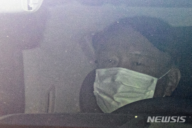 [서울=뉴시스] 이윤청 기자 = 윤석열 검찰총장이 25일 오후 서울 서초구 대검찰청으로 출근하고 있다. 법원은 24일 윤석열 검찰총장의 정직 2개월 집행정지 신청을 인용했다. 2020.12.25.