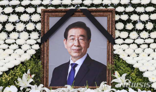 [서울=뉴시스]  지난 7월12일 서울 중구 서울광장에 차려진 고(故) 박원순 서울시장의 시민분향소에 고인의 영정이 마련돼 있다. 2020.07.12.