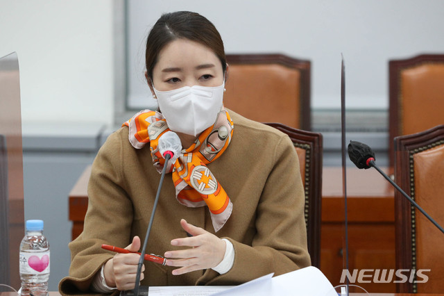 [서울=뉴시스]강선우 더불어민주당 의원이 6일 서울 여의도 국회에서 열린 아동학대 관련 온라인 민생간담회에서 발언을 하고 있다. (공동취재사진) 2020.11.06.