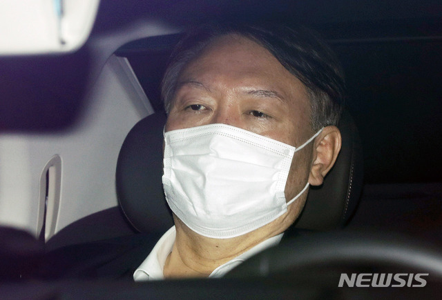 [서울=뉴시스] 법무부 검사징계위원회가 윤석열 검찰총장에게 정직 2개월의 처분을 내린 가운데 윤 총장이 16일 오전 서울 서초구 대검찰청으로 출근하고 있다. 2020.12.16.