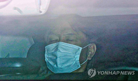 (서울=연합뉴스) 윤석열 검찰총장이 26일 오후 서울 서초구 대검찰청으로 출근하고 있다. 2020.12.26