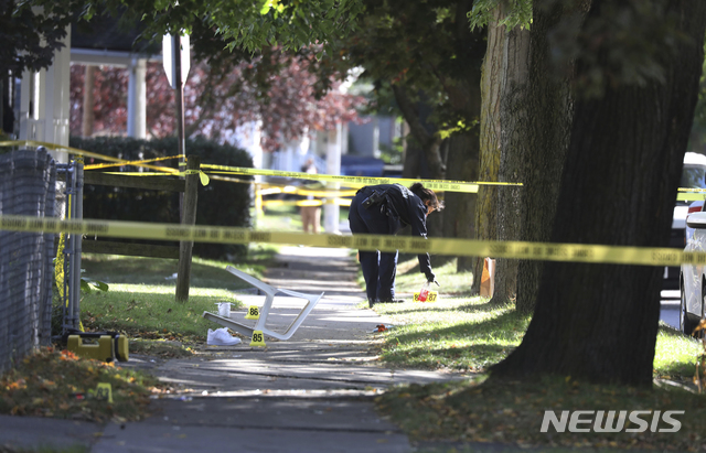[로체스터( 미 뉴욕주)= AP/뉴시스] 미국 뉴욕주 로체스터의 주말 불법 파티장에서 19일(현지시간) 발생한 총기난사사건 수사를 위해 현장에서 경찰 과학수사대원이 증거물을 수집하고있다.