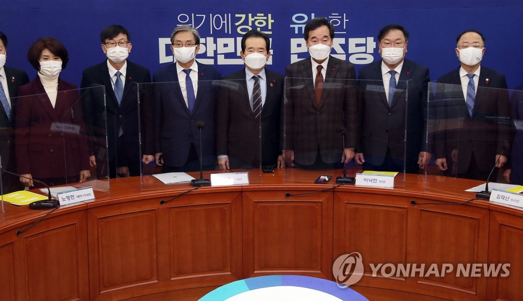 (서울=연합뉴스) 정세균 국무총리, 더불어민주당 이낙연 대표, 노영민 청와대 비서실장 등이 27일 국회에서 열린 고위 당정협의회에서 기념 촬영을 하고 있다. 2020.12.27