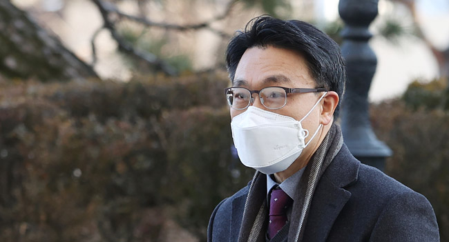 초대 고위공직자범죄수사처장으로 지명된 김진욱 헌법재판소 선임연구관이 30일 오전 서울 종로구 헌법재판소로 출근하고 있다.   연합뉴스