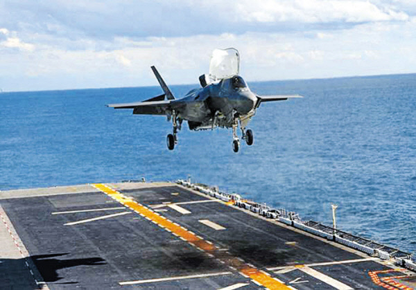 미국 강습상륙함 와스프함에 착륙하는 수직이착륙기 F-35B. 문화일보 자료사진