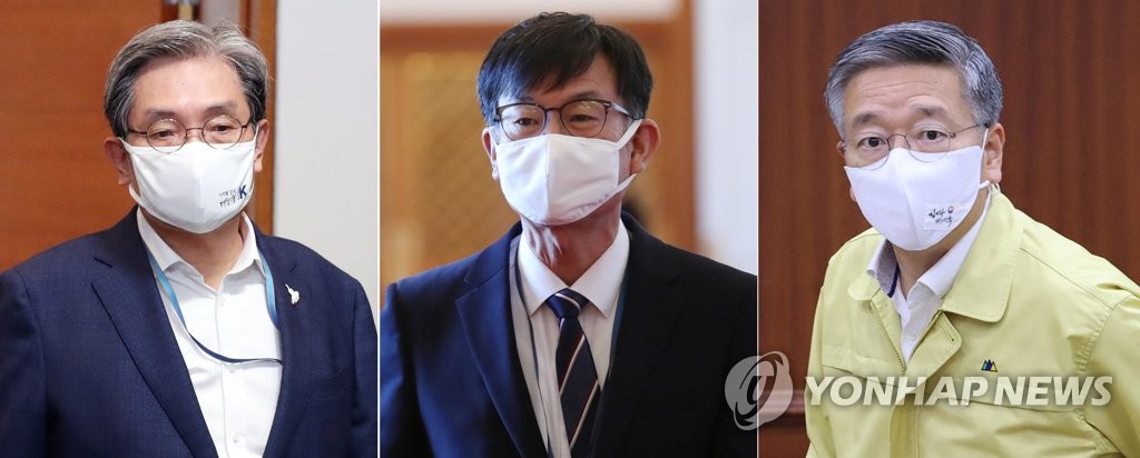 (서울=연합뉴스) 청와대 노영민 비서실장(왼쪽부터)과 김상조 정책실장, 김종호 민정수석이 30일 문재인 대통령의 국정운영 부담을 더는 차원에서 사의를 밝혔다. 2020.12.30 [연합뉴스 자료사진]