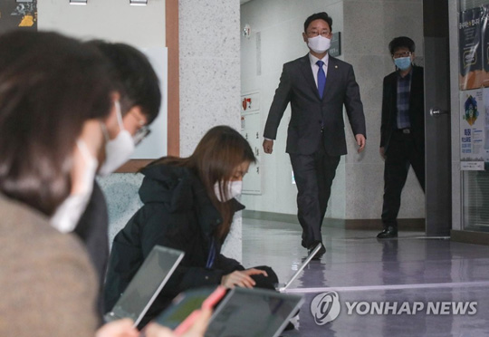 (서울=연합뉴스) 더불어민주당 박범계 의원이 30일 오후 서울 여의도 국회의원회관에서 법무부 장관 후보자 내정에 대한 소감을 밝히기 위해 의원실을 나서고 있다. 2020.12.30