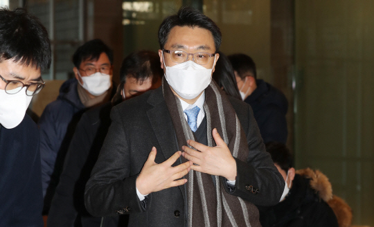 김진욱 초대 고위공직자범죄수사처장(공수처장) 지명자가 31일 오전 서울 종로구 이마빌딩에 마련된 청문회 준비사무실로 출근하고 있다.