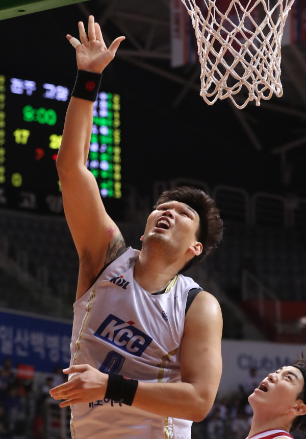 프로농구 KCC에서 활약했던 하승진. 뉴시스