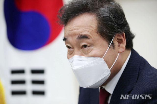 [서울=뉴시스] 이낙연 더불어민주당 대표가 30일 서울 여의도 국회 당대표실에서 뉴시스와 신년 인터뷰를 하고 있다. 2021.01.01.