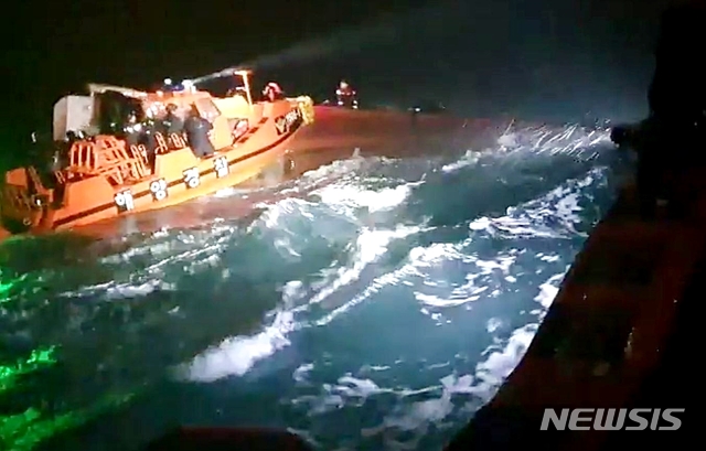 [제주=뉴시스]우장호 기자 = 제주도 앞바다에 풍랑경보가 발효된 30일 제주항 북서쪽 약 2.6㎞ 해상에서 해경이 32명민호(39t) 구조작업을 하고 있다. (사진=제주해경 제공 영상 캡처) 2020.12.30.