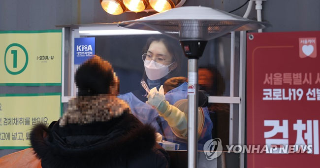 (서울=연합뉴스) 김인철 기자 = 2021년 새해 첫 날인 1일 오후 서울광장에 마련된 신종 코로나바이러스 감염증(코로나19) 임시 선별 검사소에서 의료진이 검체를 채취하고 있다. 2021.1.1