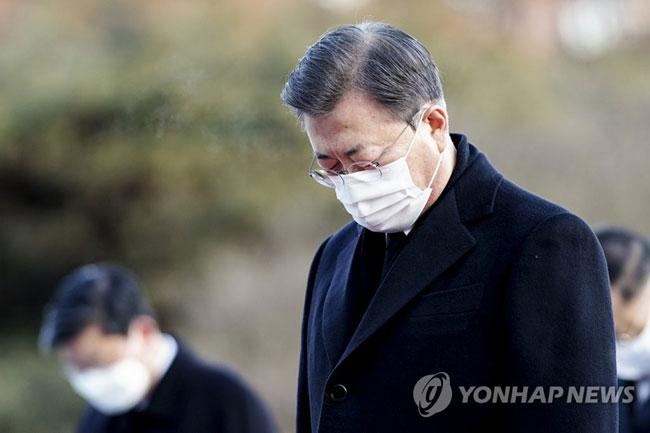(서울=연합뉴스) 이진욱 기자 = 문재인 대통령이 2일 오전 국무위원들과 동작구 국립서울현충원을 찾아 현충탑에서 묵념하고 있다. 2021.1.2