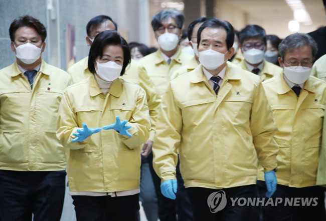 (서울=연합뉴스) 김승두 기자 = 정세균 국무총리가 2일 신종 코로나바이러스 감염증(코로나19)이 집단으로 발생한 송파구 서울동부구치소를 방문해 추미애 법무부 장관 등과 함께 중앙통제실로 이동하고 있다. 2021.1.2