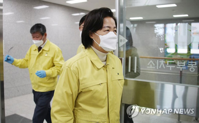 (서울=연합뉴스) 김승두 기자 = 추미애 법무부 장관(오른쪽)과 이용구 차관(왼쪽)이 2일 신종 코로나바이러스 감염증(코로나19)이 집단으로 발생한 송파구 서울동부구치소에 도착하고 있다. 2021.1.2