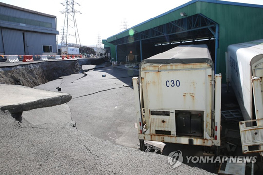 (포항=연합뉴스) 경북 포항철강공단 안 한 공장에서 지난 1일 오후 표면 1천600㎡ 정도가 2∼2.5m 침하했다. 공장을 가동하지 않아 인명피해는 발생하지 않았다. 2021.1.2 [포항시 제공. 재판매 및 DB 금지]