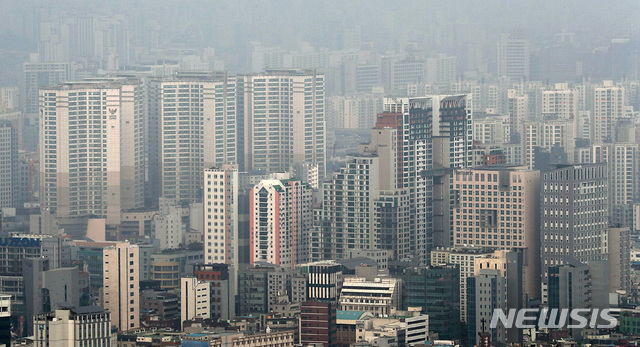 서울 용산구 남산공원에서 바라본 아파트 단지.