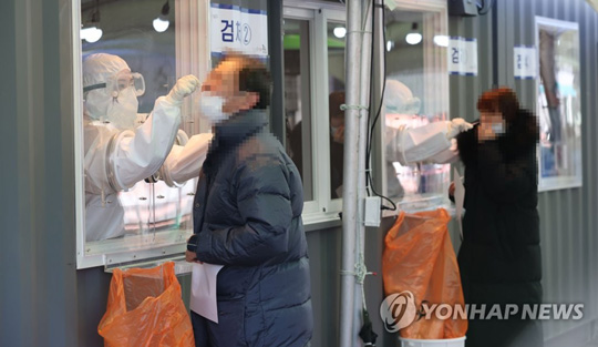 새해에도 계속되는 코로나19 검사 [연합뉴스 자료사진]
