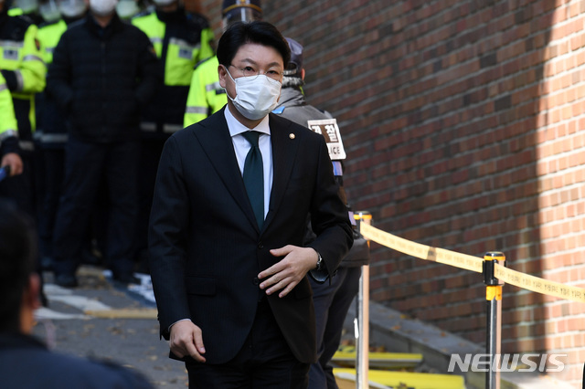 [서울=뉴시스] 이명박 전 대통령이 횡령과 뇌물 등의 혐의로 징역 17년형을 확정받아 구치소 수감을 앞둔 2일 오후 서울 강남구 논현동 자택으로 장제원 국민의힘 의원이 들어서고 있다. (공동취재사진) 2020.11.02.
