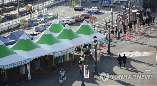 (서울=연합뉴스) 3일 오전 서울역 광장에 마련된 서울 중구 임시 선별검사소를 찾은 시민들이 검사를 받기 위해 대기하고 있다. 정부는 코로나19 확산 방지를 위한 사회적 거리두기 연장 조처에 따라 수도권 임시 선별검사소 운영을 17일까지 2주 연장한다. 2021.1.3