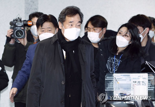 (서울=연합뉴스) 더불어민주당 이낙연 대표가 3일 국회 의원회관 자신의 사무실에서 이명박ㆍ박근혜 전 대통령의 사면과 관련한 비공개 최고위원회의를 마치고 사무실을 나서고 있다. 2021.1.3