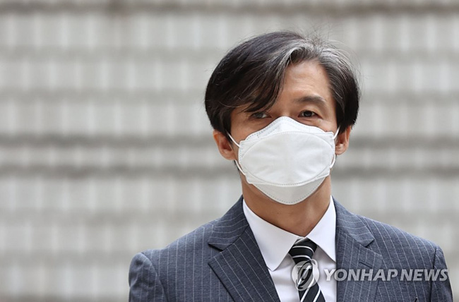 (서울=연합뉴스) 사모펀드 비리와 유재수 전 부산시 경제부시장 감찰무마를 지시한 혐의로 기소된 조국 전 법무부장관이 20일 오후 서울 서초구 서울중앙지방법원에서 열린 공판에 출석하고 있다. 2020.11.20