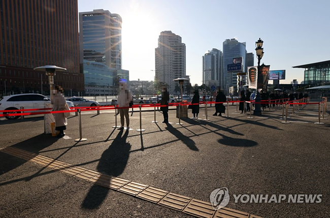 (서울=연합뉴스) 김인철 기자 = 2021년 새해 첫 날인 1일 오전 서울역 광장에 마련된 신종 코로나바이러스 감염증(코로나19) 임시 선별 검사소에서 시민들이 줄을 서고 있다. 2021.1.1