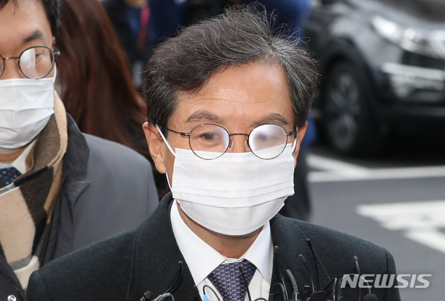 [서울=뉴시스] 돈을 받고 우리은행 고위 인사들에게 라임 사태 관련 로비를 한 혐의를 받는 윤갑근 전 대구고검장이 구속 전 피의자 심문(영장실질심사)에 출석하기 위해 10일 서울 양천구 서울남부지방법원으로 들어서며 취재진 질문에 답하고 있다. 2020.12.10.