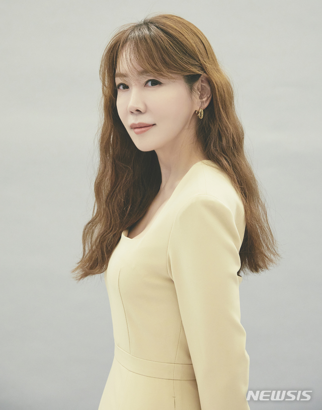 [서울=뉴시스] MBN 월화드라마 ‘나의 위험한 아내’에 출연한 배우 김정은 (사진=뿌리깊은나무들/매니지먼트 레드우즈 제공) 2020.12.05.