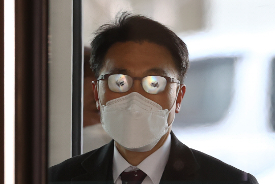 김진욱 초대 고위공직자범죄수사처장 후보자가 5일 자신의 인사청문회 준비사무실로 출근하고 있다.  연합뉴스