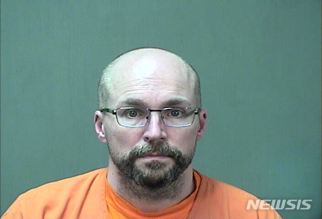 [오조키카운티( 미 위스콘신주)= AP/뉴시스] 코로나 백신이 DNA돌연변이를 일으켜 인류에게 위험하다며 백신을 폐기한 미 위스콘신주 약사 스티븐브란덴버그(46).