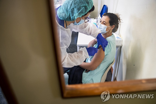 지난달 28일 포르투갈 리스본에서 코로나19 백신을 접종 중인 간호사 [EPA=연합뉴스]