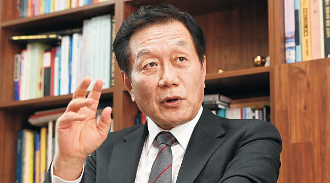 조영달 서울대 교수가 지난달 25일 문화일보와의 인터뷰에서 윤석열 검찰총장 직무배제 조치 등의 문제점을 지적하고 있다.
