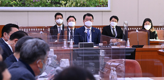 최종건(오른쪽 세 번째) 외교부 1차관이 6일 오전 국회 외교통일위원회의 ‘한국케미호’ 이란 나포와 관련한 긴급 간담회에서 의원들의 질문을 받고 있다.  김선규 기자