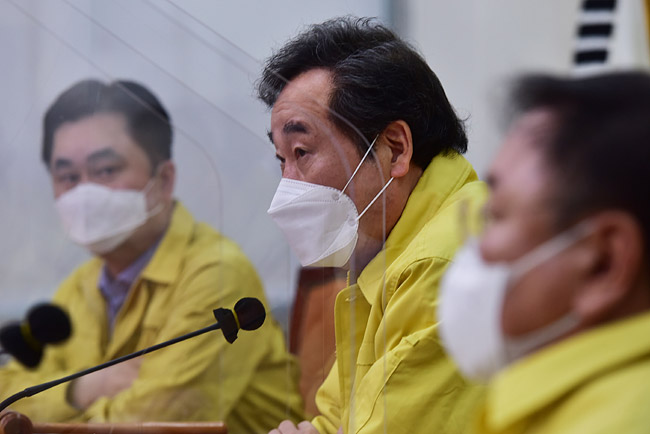 이낙연(가운데) 더불어민주당 대표가 6일 오전 국회에서 열린 최고위원회의에서 모두발언을 하고 있다.  국회사진기자단