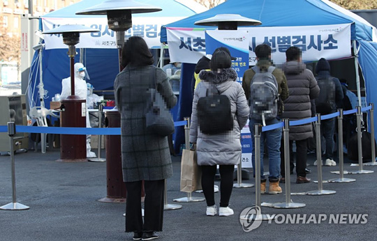 (서울=연합뉴스) 절기상 소한인 5일 오후 서울 서초구 고속버스터미널 앞에 마련된 임시 선별검사소에서 시민들이 검체 검사를 받기 위해 대기하고 있다. 2021.1.5