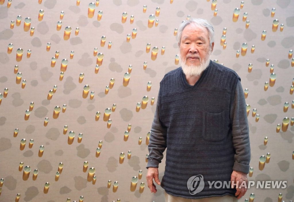 (서울=연합뉴스) ‘물방울 화가’로 잘 알려진 한국 추상미술 거장 김창열 화백이 5일 별세했다. 향년 92세.사진은 김 화백이 2016년 10월 평창동 자택에서 인터뷰하는 모습. [연합뉴스 자료사진]