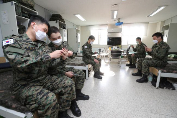 5일 경기도 광주 육군특수전사령부 예하 특수전학교 장병들이 생활관에서 개인 스마트폰으로 전자책을 읽고, 오디오북을 듣는 모습. 국방일보 제공