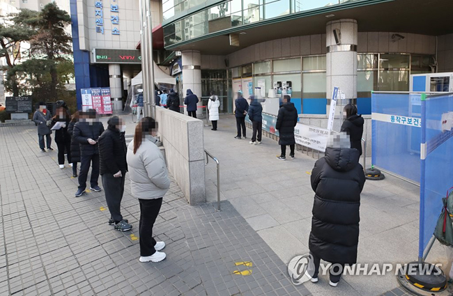 (서울=연합뉴스) 김도훈 기자 = 절기상 소한인 5일 오후 서울 동작구보건소에 마련된 임시 선별진료소를 찾은 시민들이 검체 검사 순서를 기다리고 있다. 2021.1.5