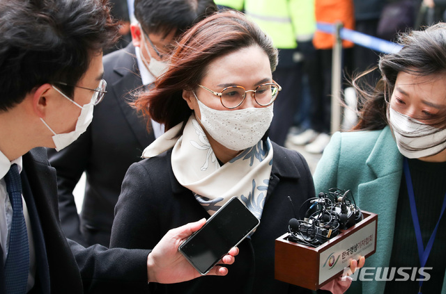 [서울=뉴시스]정경심 동양대 교수가 지난해 12월23일 오후 서울 서초구 서울중앙지법에서 열린 1심 선고 공판에 출석하고 있다. 2020.12.23.