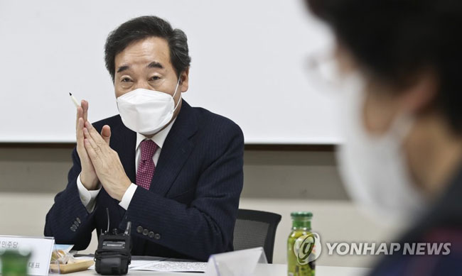 (서울=연합뉴스) 더불어민주당 이낙연 대표가 6일 오후 서울강서아동보호전문기관을 방문, 관계자들과 간담회를 하고 있다.2021.1.6 [국회사진기자단]