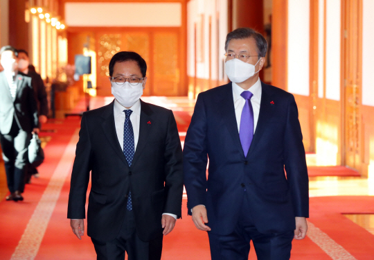 문재인 대통령이 7일 오전 청와대 본관에서 화상으로 진행된 ‘2021년 신년 인사회’에 참석하기 위해 유영민(왼쪽) 비서실장과 함께 걸어가고 있다. 연합뉴스
