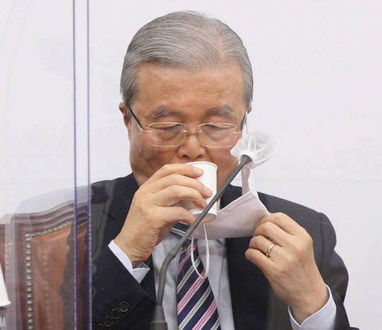 김종인 국민의힘 비상대책위원장이 7일 오전 국회에서 열린 비대위 회의에서 물을 마시고 있다.