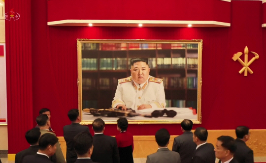 북한 조선중앙TV는 원수 계급장을 단 김정은 북한 국무위원장의 모습을 6일 처음 보도했다. 연합뉴스