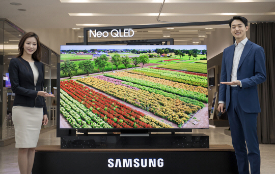 삼성전자 모델들이 경기 수원시 ‘삼성 디지털시티’에서 신제품 ‘네오 QLED TV’를 소개하고 있다.  삼성전자 제공